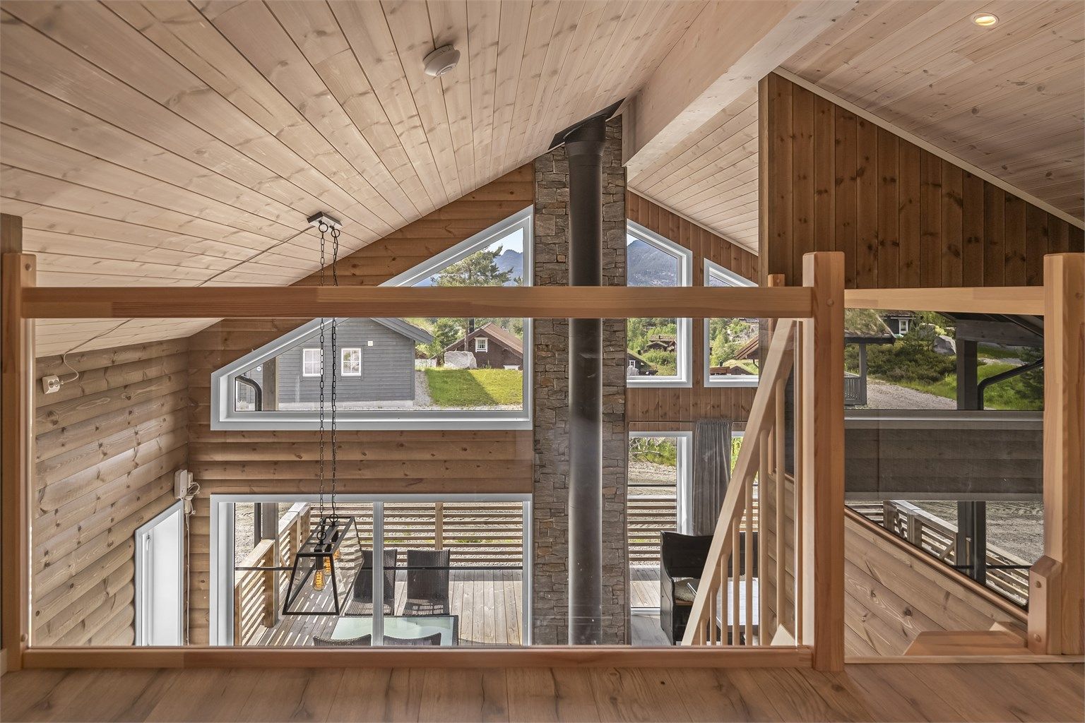 Hemsen har glass-rekkverk ned mot stuen.