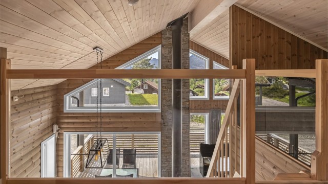 Hemsen har glass-rekkverk ned mot stuen.