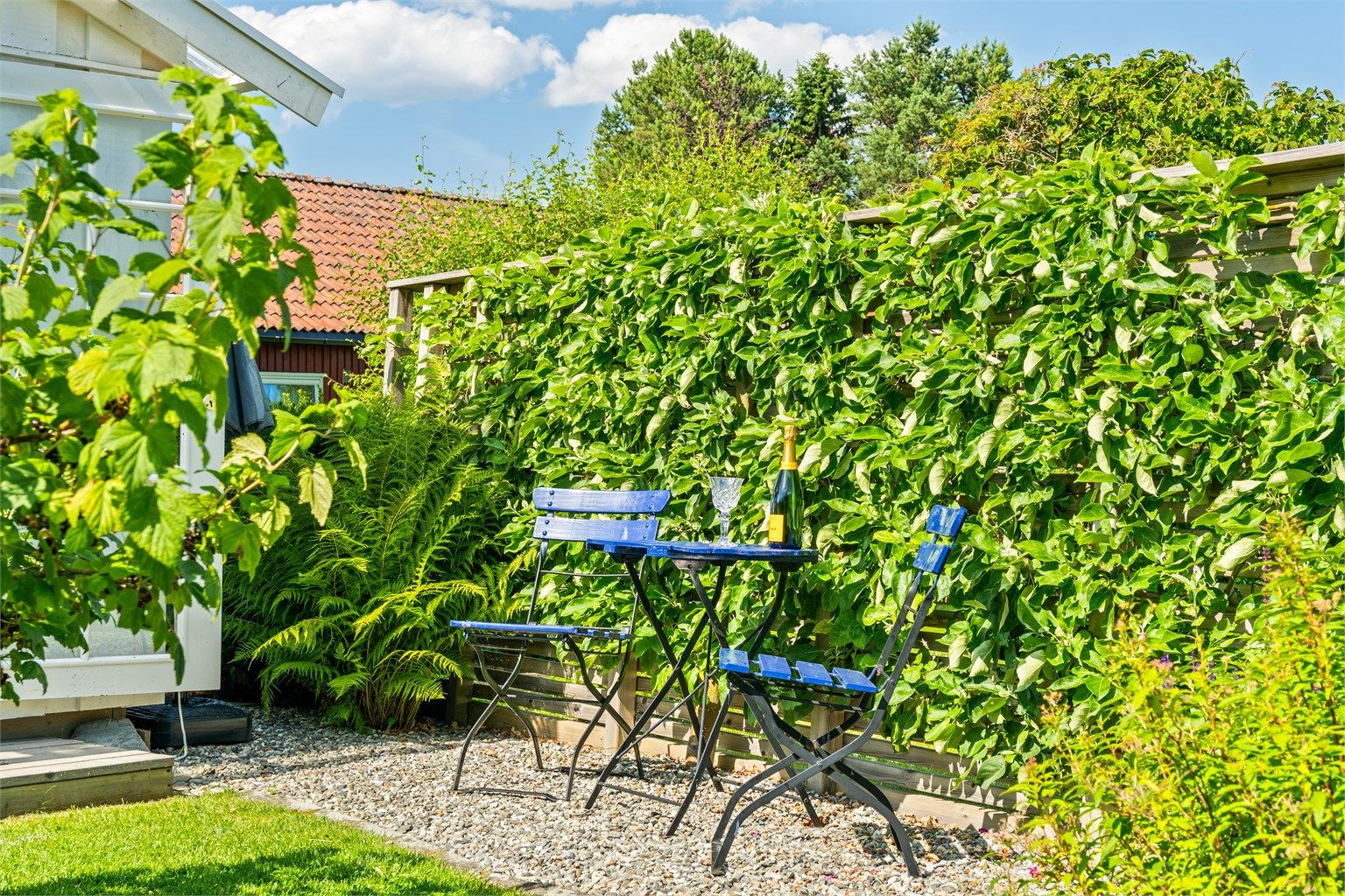 Tomten måler 884,7 kvm og er pent opparbeidet med belegningsstein, diverse beplantninger, plenareal, terrasse på terreng, blomsterkasser og biloppstillingsplass.
