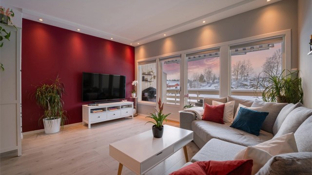 Velkommen til Joruns vei 34A! Leiligheten presenteres av Jonathan Dahl og Amir Pedersen-Paydar i Krogsveen. Fotograf; Kristoffer Kristiansen.