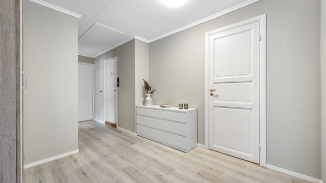 Gangen binder etasjens rom sammen og har plass til oppbevaringsmøbler.