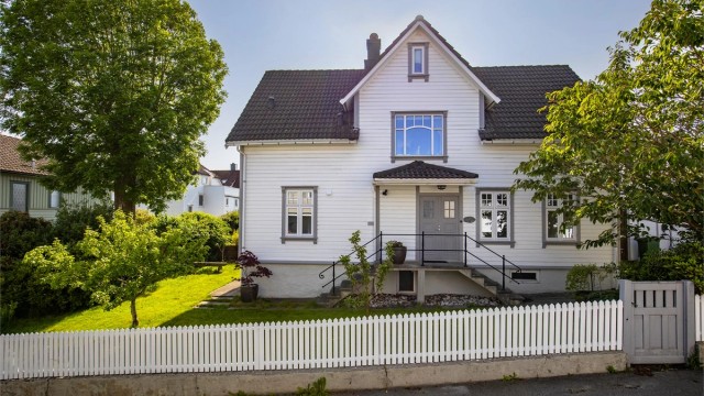 Eiendommen ligger sentralt til på attraktive Vestre Platå, et veletablert og rolig villastrøk som kombinerer en tilbaketrukket atmosfære med umiddelbar nærhet til Stavanger sentrum.