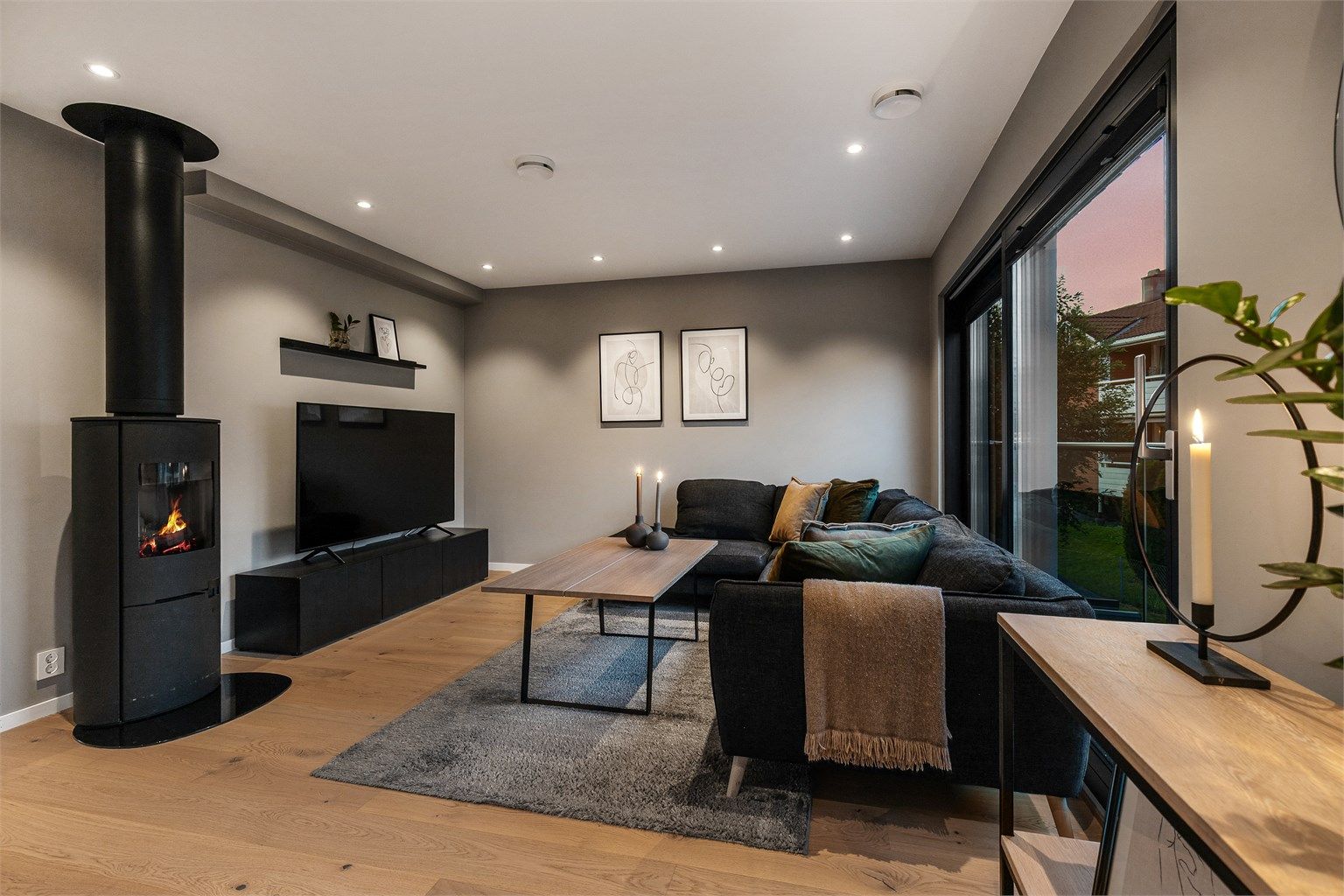  Stuen er av god størrelse med plass til hjørnesofa, salongbord og TV-seksjon.