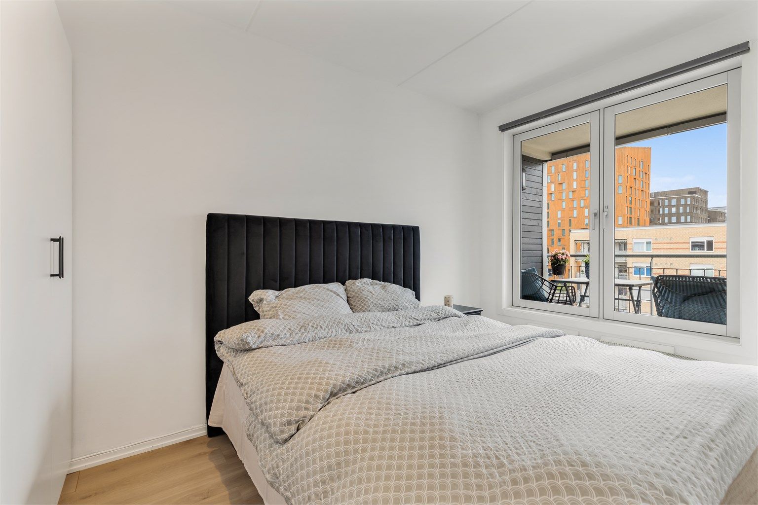 Soverom 1 med laminat på gulv, malte vegger og malt himling