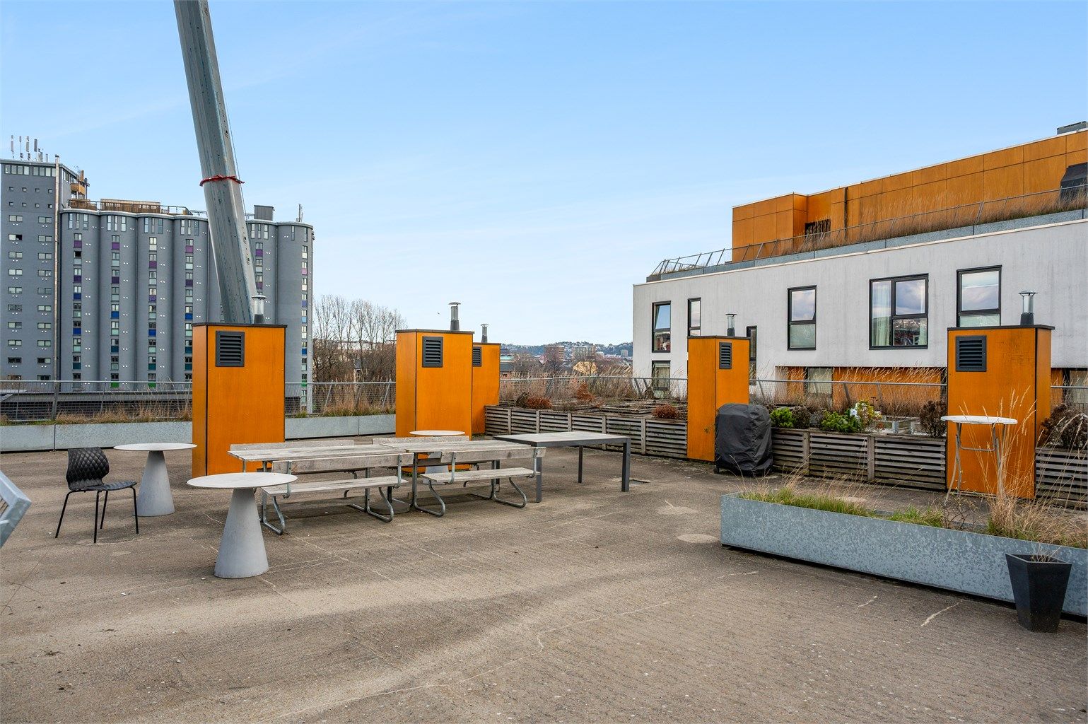 Sameiet har store, felles takterrasser med rikelig av sitteplasser og flott utsikt.