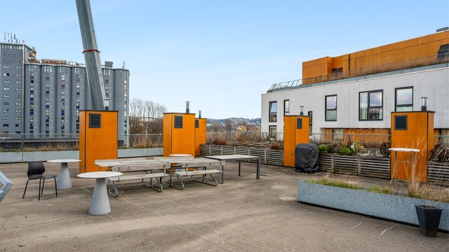 Sameiet har store, felles takterrasser med rikelig av sitteplasser og flott utsikt.