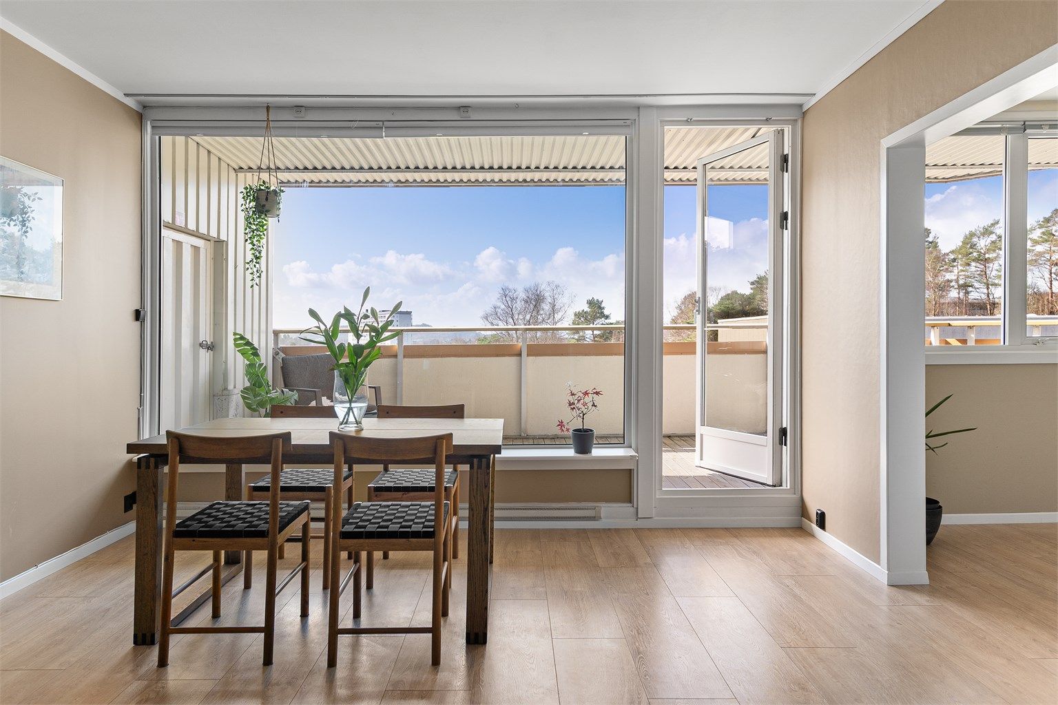 - Velkommen til denne nydelige leiligheten i Dag Hammarskjôlds vei 105! -