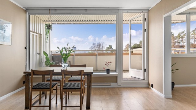 - Velkommen til denne nydelige leiligheten i Dag Hammarskjôlds vei 105! -