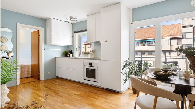 Moderne kjøkken fra 2017 i åpen løsning mot stuen. Foto: Trond Walsø / Walso Work