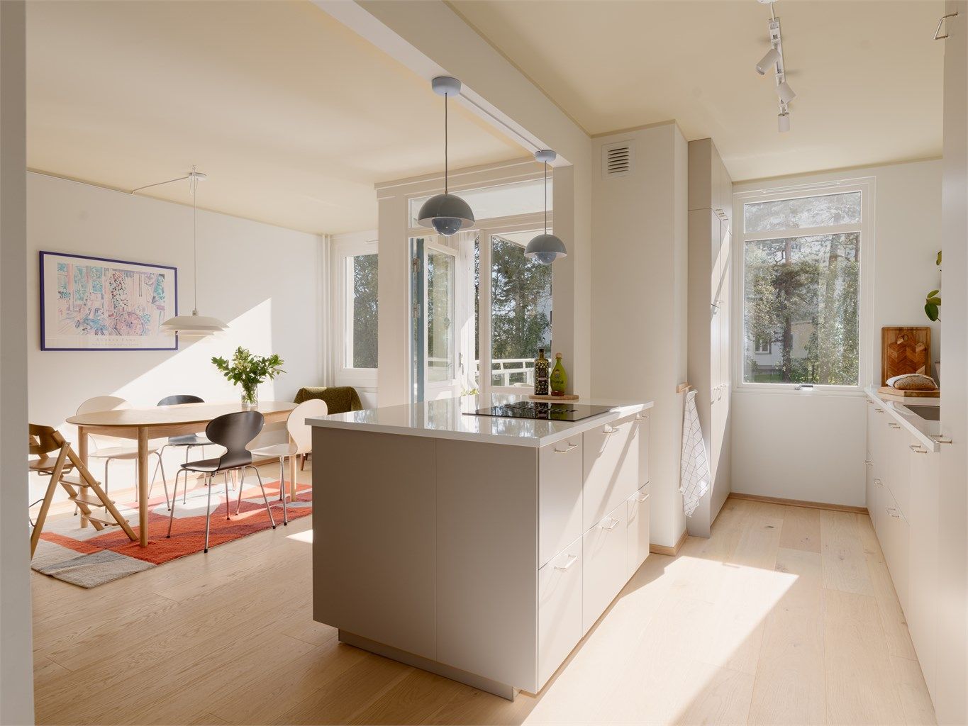 Med veggen borte blir det som tidligere var smale, separate rom til et stort og deilig allrom med skogen som bakteppe!