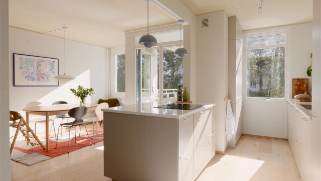 Med veggen borte blir det som tidligere var smale, separate rom til et stort og deilig allrom med skogen som bakteppe!