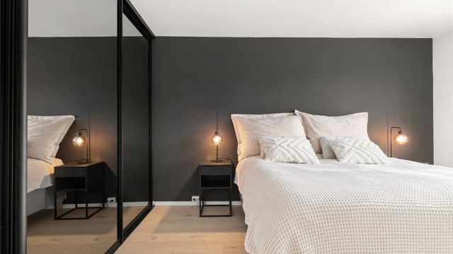 En stor skyvedørsgarderobe med speilfronter gir rikelig med oppbevaringsplass.