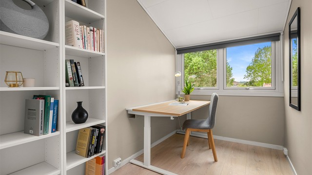 Soverom 3 er på 6 kvm og i dag innredet som praktisk kontor.