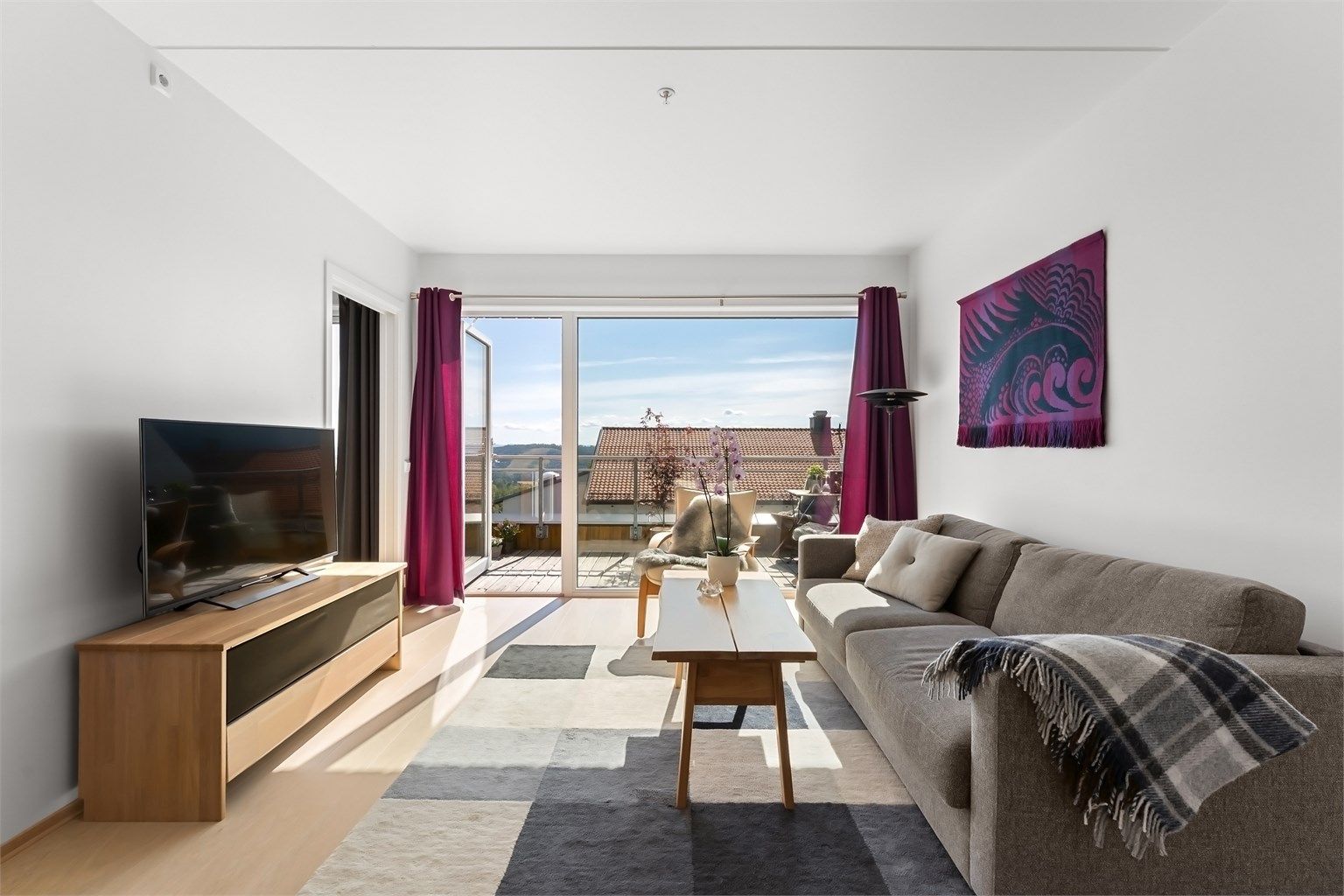 Her får du et hjem med praktiske kvaliteter som heis, garasjeplass, vannbåren gulvvarme og balansert ventilasjon