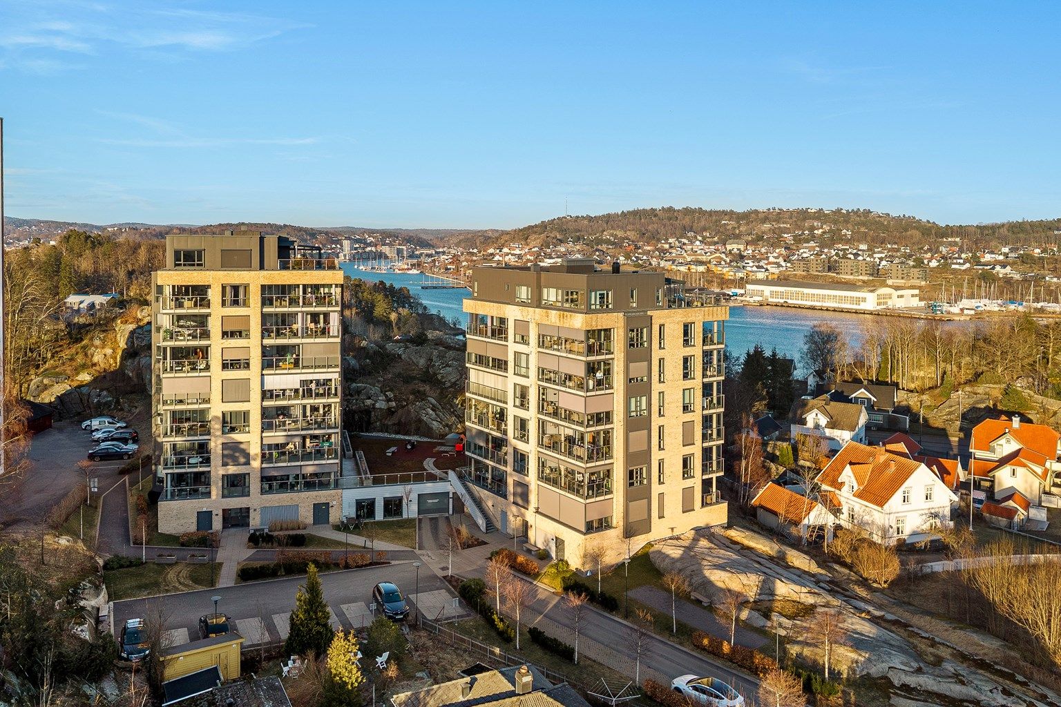 Her bor du stille og fredelig med gangavstand inn til sentrum med alle byens fasiliteter og byens havn med yrende folkeliv en varm sommerdag. For de turglade er det glimrende turterreng både sommer som vinter. 