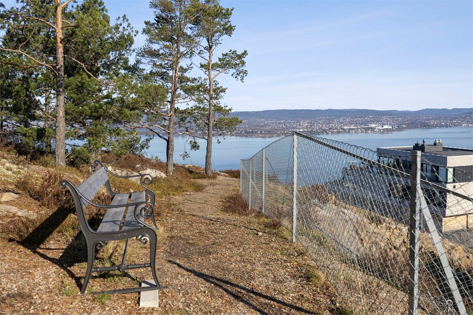 Sentral beliggenhet nesten på toppen av Vardenbakken. Området fremstår som rolig, grenser til friareal og sameiet har en pent opparbeidet felles tomt omringet av flotte utsiktspunkter. 