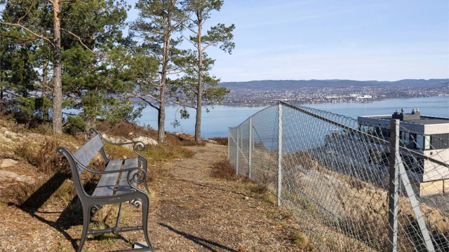 Sentral beliggenhet nesten på toppen av Vardenbakken. Området fremstår som rolig, grenser til friareal og sameiet har en pent opparbeidet felles tomt omringet av flotte utsiktspunkter.