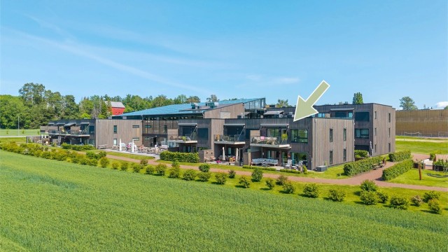 Leiligheten ligger i front og oser av god kvalitet, den har en herlig atmosfære og toppmoderne utstyrt med blant annet vannbåren gulvvarme, garasjeplass i kjeller, tilgang til tropisk hage, svømmebasseng, gjesteleilighet og sosiale fellesaraler.