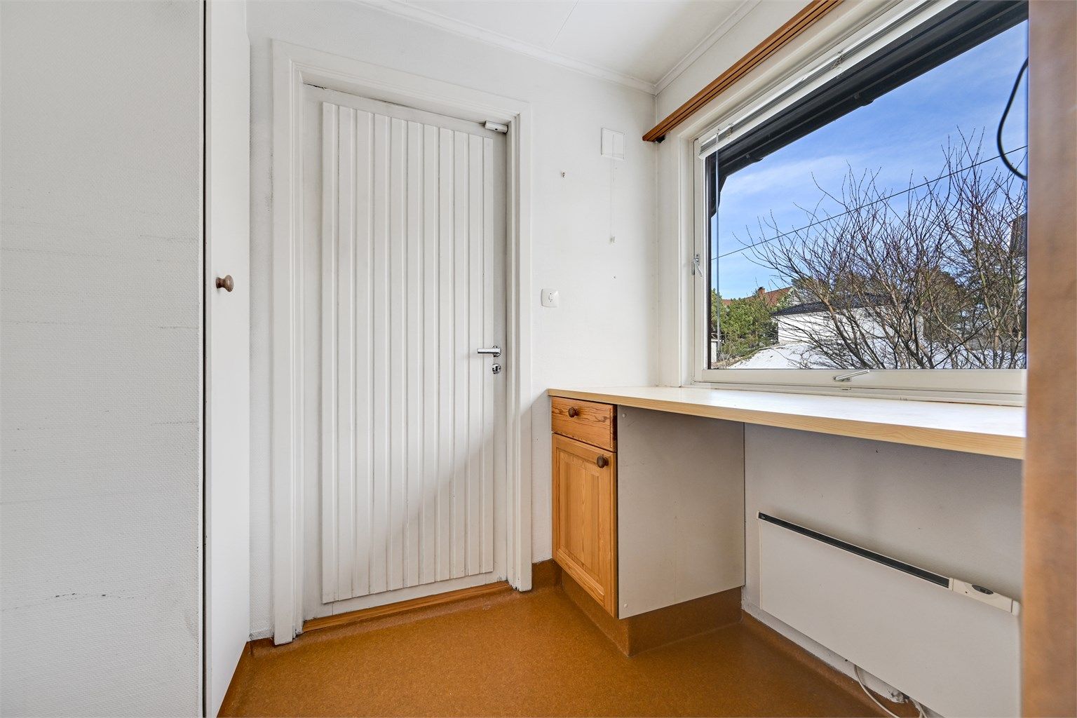 Praktisk vaskerom med adkomst ut. 