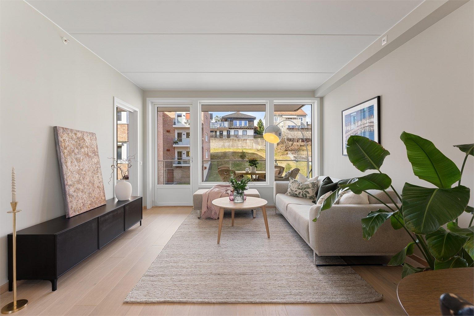 Stuen er malt i delikate og tidsriktige farger, og oppleves meget hyggelig