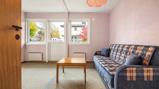 Boligen har to soverom i underetasjen. Hovedsoverommet har egen utgang til hageområde.