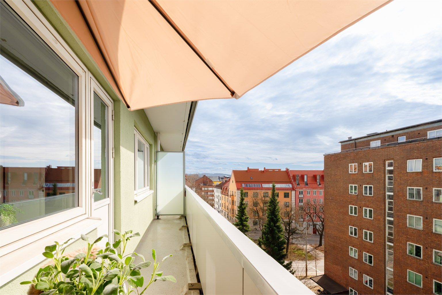 Solrik balkong på ca. 7 m² strekker seg langs hele leiligheten og fungerer som en naturlig forlengelse av oppholdsrommet.
