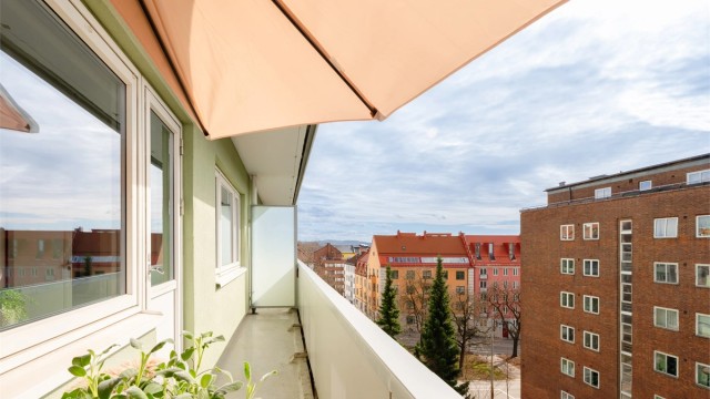 Solrik balkong på ca. 7 m² strekker seg langs hele leiligheten og fungerer som en naturlig forlengelse av oppholdsrommet.