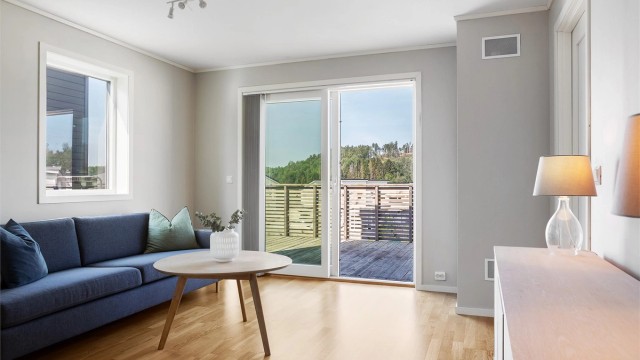 Stuen har plass til sofa, bord, TV og tilhørende møblement.