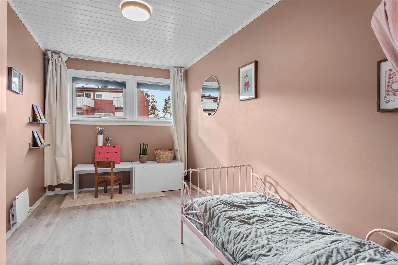 Soverom ll - Her er det god plass til seng, pult eller annet ønskelig møblement. God oppbevaringsplass i garderobe.