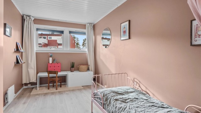 Soverom ll - Her er det god plass til seng, pult eller annet ønskelig møblement. God oppbevaringsplass i garderobe.
