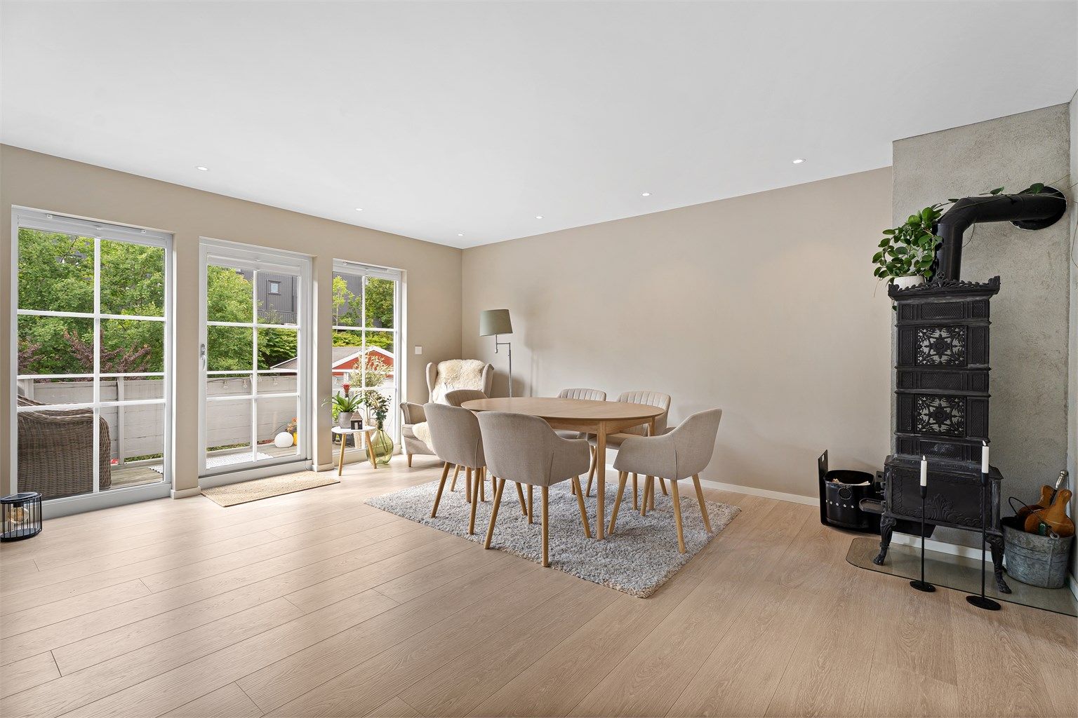 Svært god spisestueplass til romslig spisegruppe