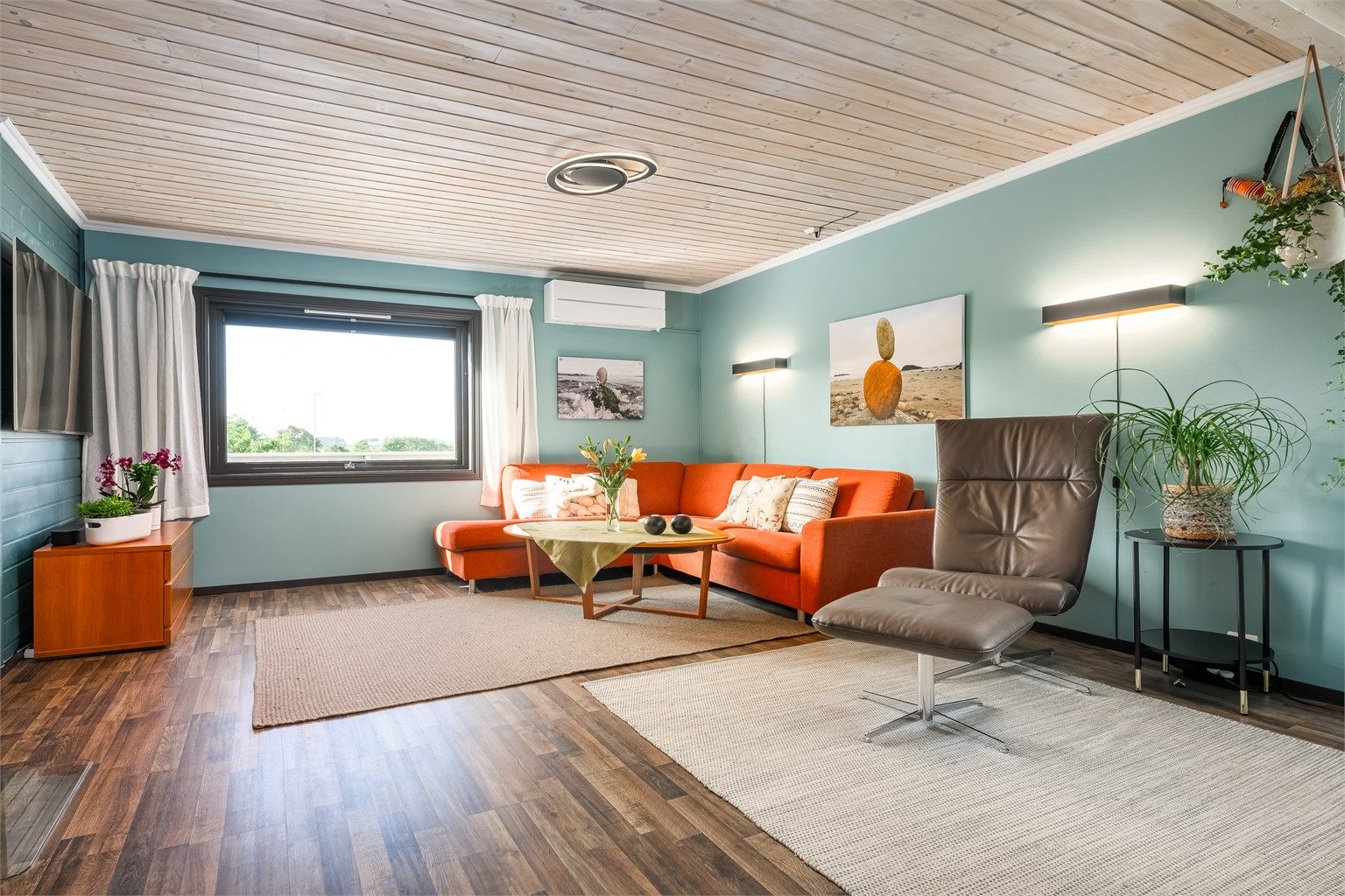 Stuen er romslig og enkel å innrede - Nyere varmepumpe