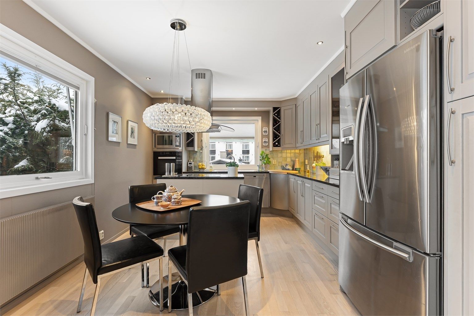 Kjøkkenet er romslig med plass til en egen spiseplass for hverdagsmåltidene.