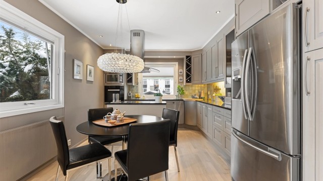 Kjøkkenet er romslig med plass til en egen spiseplass for hverdagsmåltidene.