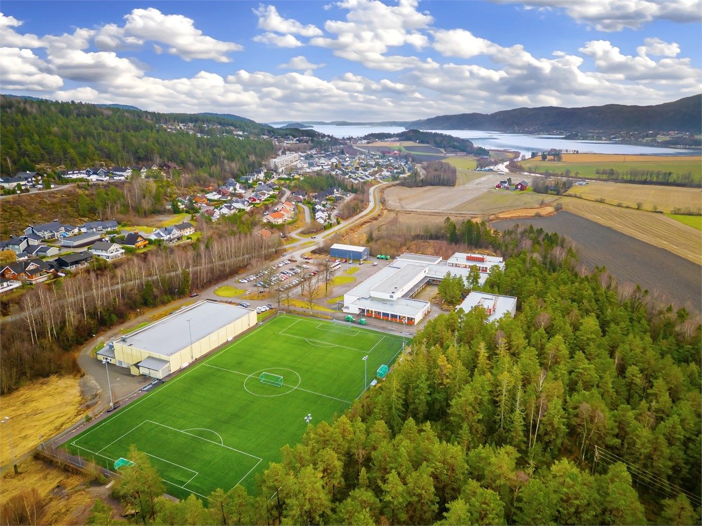 Det er kort vei til bademuligheter i Sandebukta