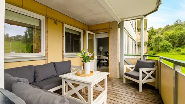 Balkongen har en praktisk utvendig bod for ekstra lagring.
