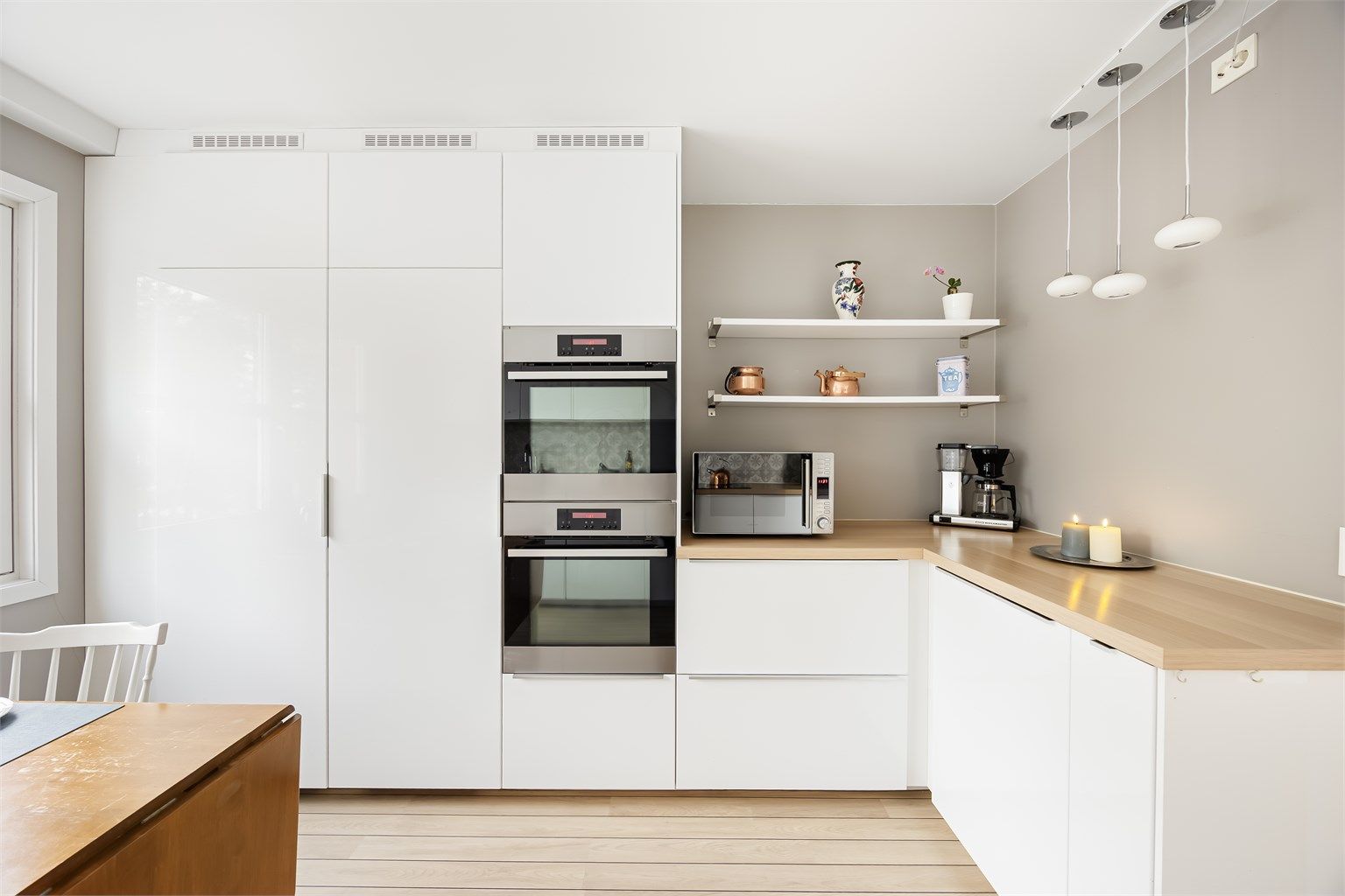 Integrerte hvitevarer med induksjonstopp, to stekeovner, kjøle- og fryseskap samt oppvaskmaskin. 