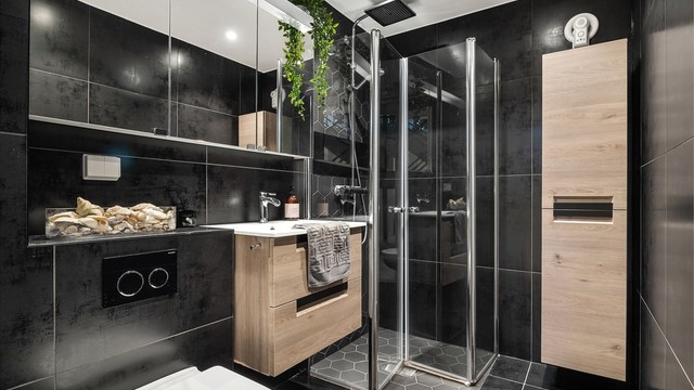Badet i underetasjen er fra 2019, med fliser, gulvvarme, downlights og dusjhjørne med regnfallsdusj.