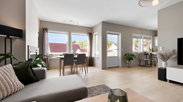Stuen har store vindusflater med rikelig lysinnslipp og utgang til terrassen.