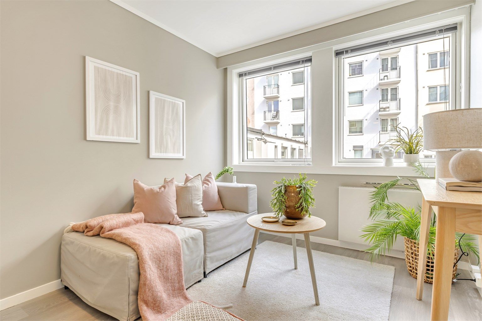 Store vinduer sørger for godt med lysinnslipp. 