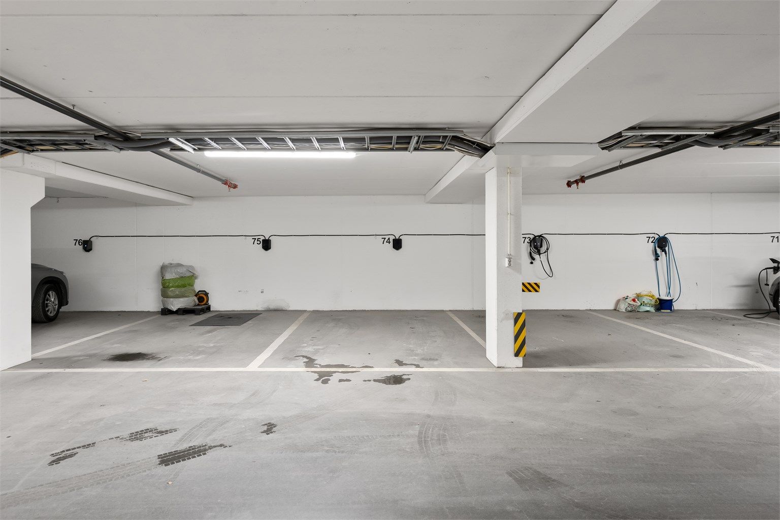 Med leiligheten følger én parkeringsplass på ca. 2.8m bredde i felles garasjeanlegg, med mulighet for opplegg til elbillader
Fotofirma: Zovenfra