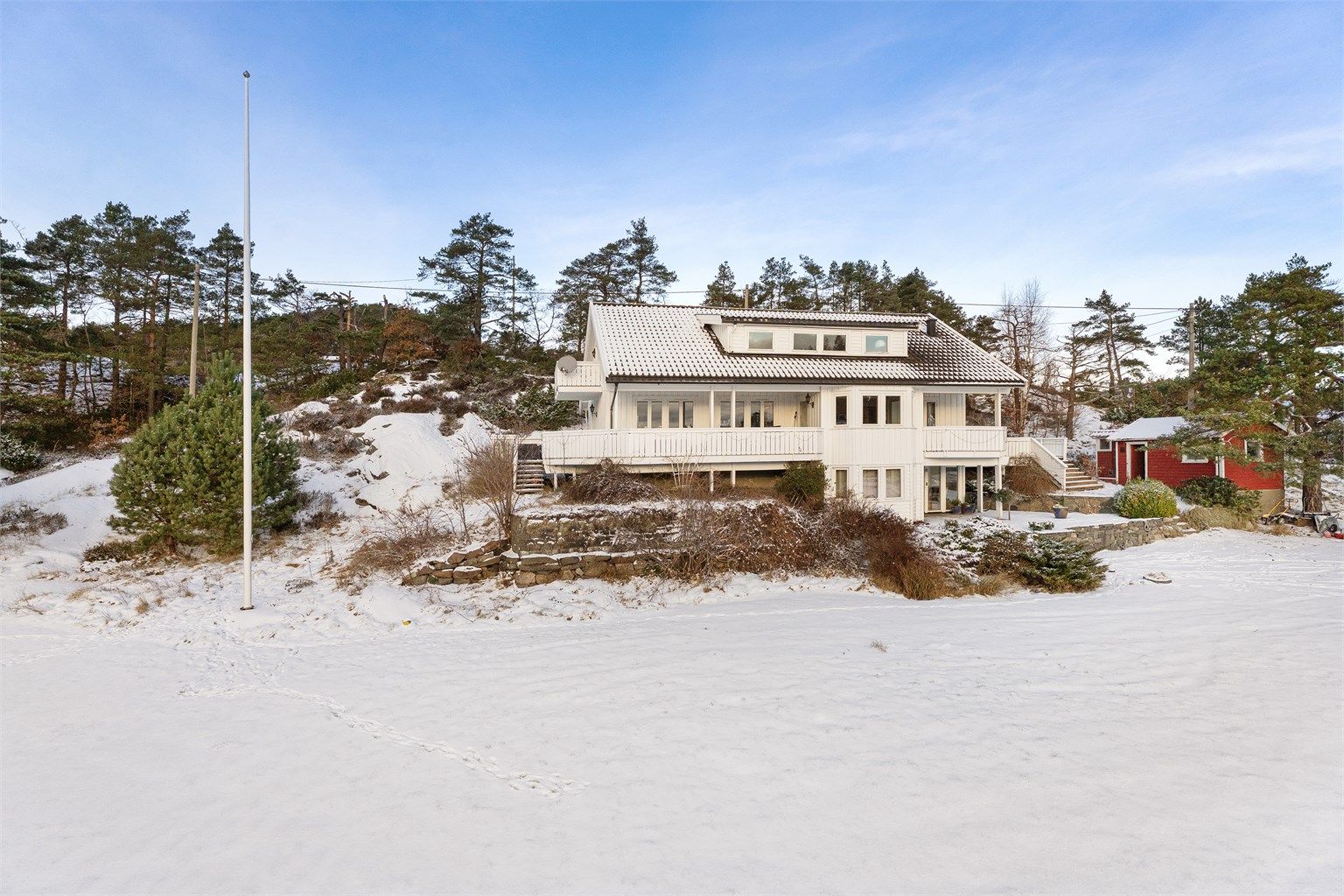 Flotte utsiktsforhold mot nærområdet og omkringliggende natur.