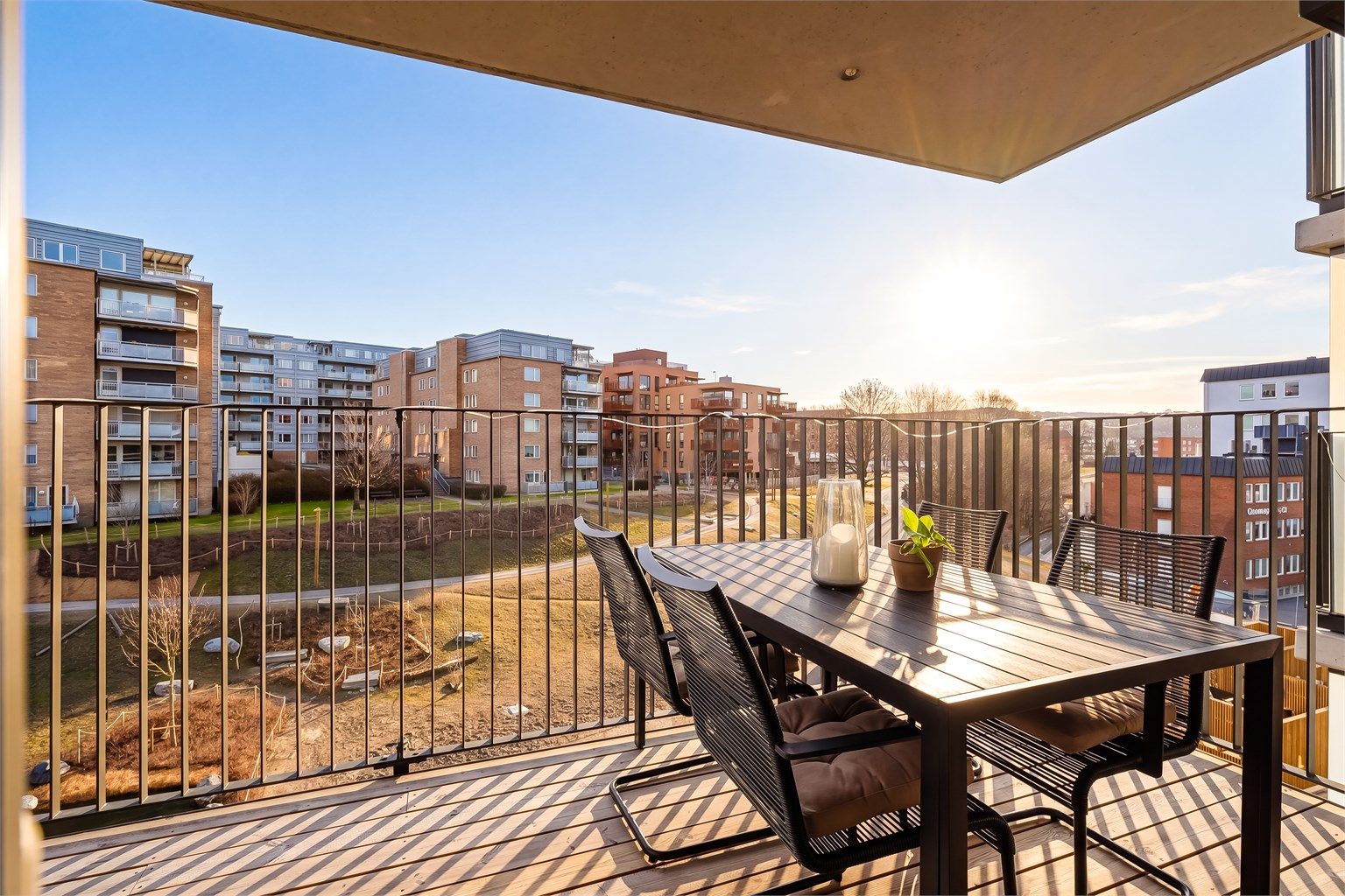 Prikken over I'en er den solrike balkongen som strekker seg langs oppholdsrommet. 