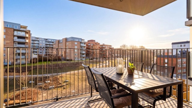 Prikken over I'en er den solrike balkongen som strekker seg langs oppholdsrommet.