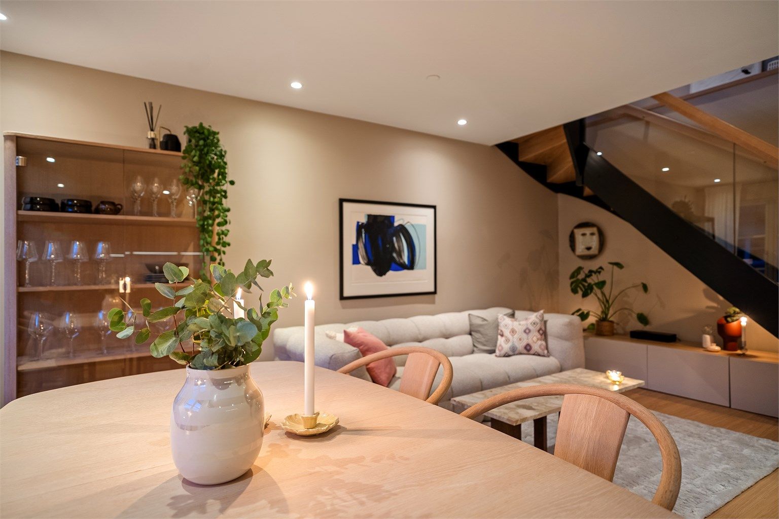 På kveldstid kan du skape stemning og senke belysningen med downlights i himlingen. 