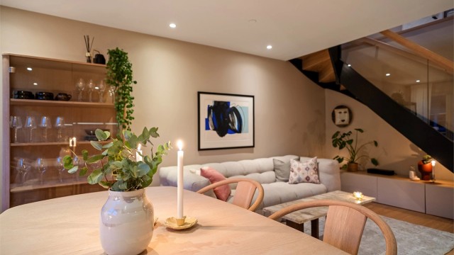 På kveldstid kan du skape stemning og senke belysningen med downlights i himlingen.