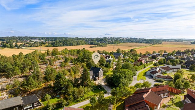Faunsvei 11 presenteres av Amir Pedersen-Paydar i Krogsveen. Eiendommen er SEFRAK-registrert.