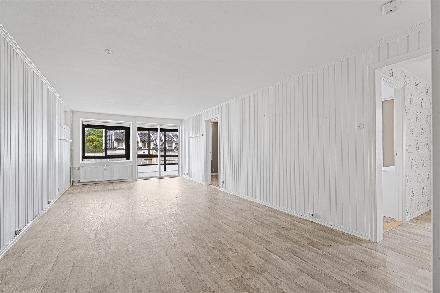 Lys og romslig stue med gode møbleringsmuligheter og store vindusflater 