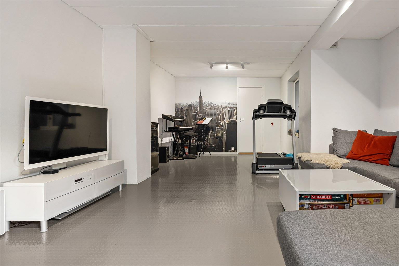 Med stue i hver av boligens tre etasjer er det rikelig med plass for hele familien å boltre seg på.