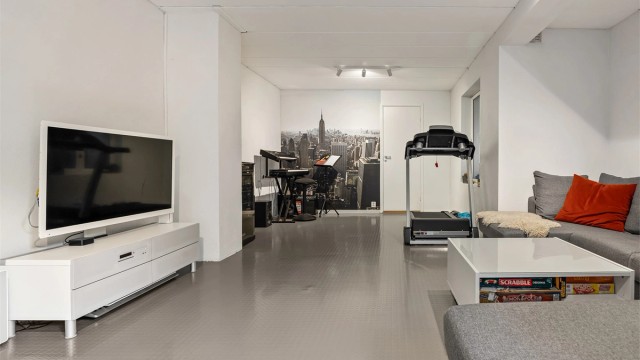 Med stue i hver av boligens tre etasjer er det rikelig med plass for hele familien å boltre seg på.